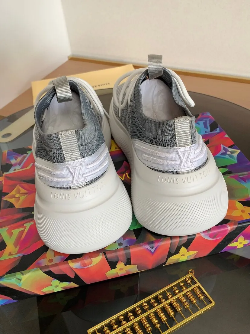 Factory price 460. LV* Louis Vuitton ~ Brand new low-top men's socks shoes 👟, made of special elastic knitted fabric consistent with the high-end original version, thickened and thickened to ensure practicality and wrinkle resistance in many seasons, and they will never deform or become loose after repeated stretching! It feels light and comfortable on your feet! Size: 38-45 (45 is custom-made and cannot be returned or exchanged)